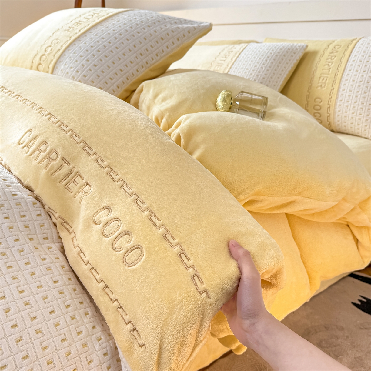 91家纺网 家纺一手货源 找家纺 灰鲸 2025新款牛奶绒刺绣拼接款四件套-威廉 威廉-奶黄