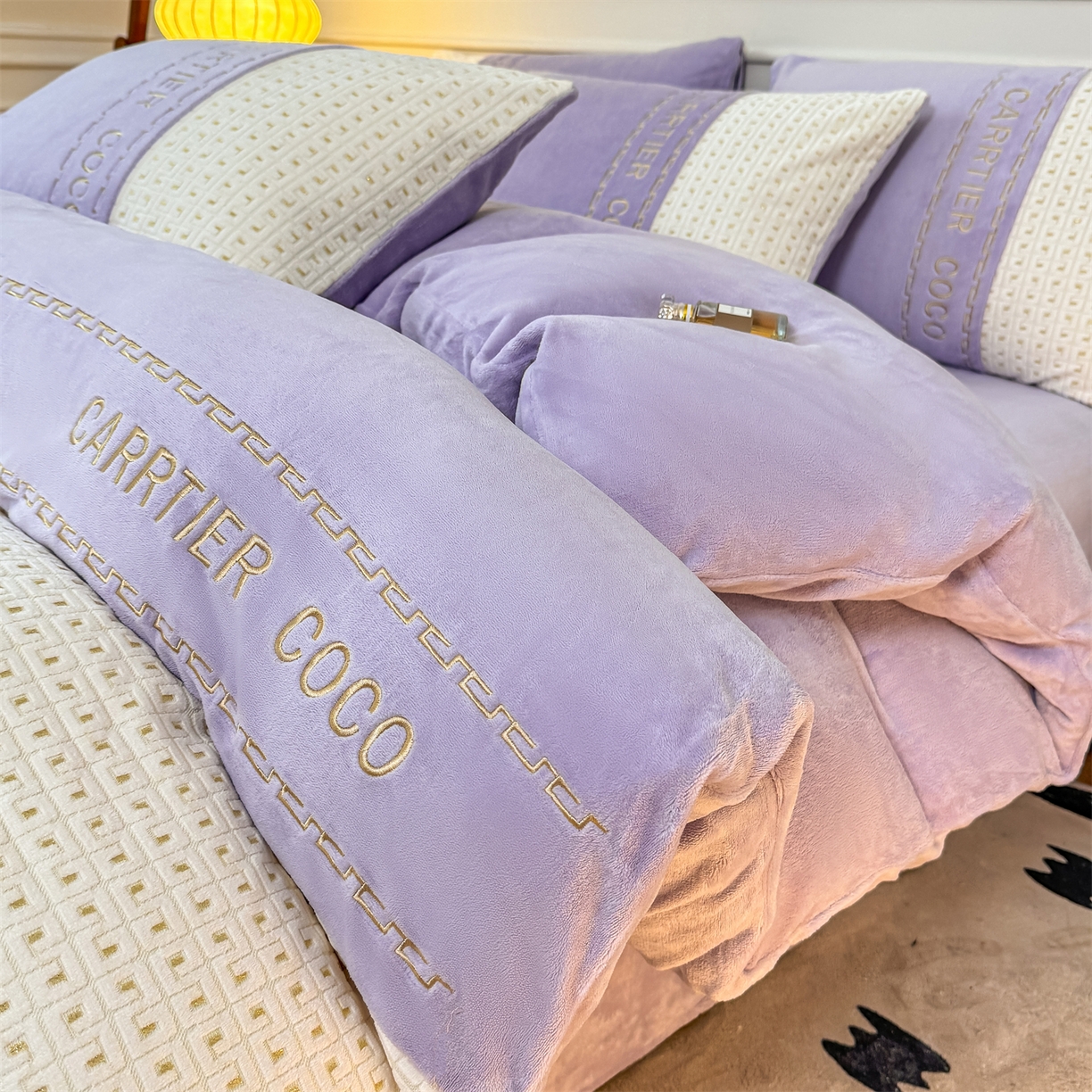 91家纺网 家纺一手货源 找家纺 灰鲸 2025新款牛奶绒刺绣拼接款四件套-威廉 威廉-风铃紫