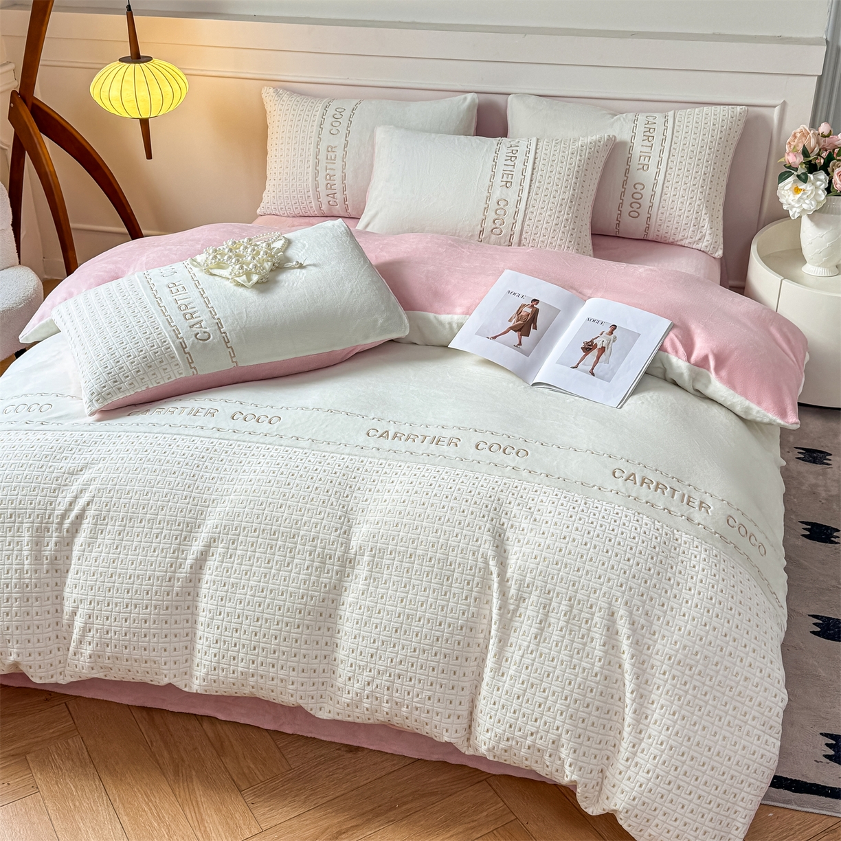 91家纺网 家纺一手货源 找家纺 灰鲸 2025新款牛奶绒刺绣拼接款四件套-威廉 威廉-奶昔白+可可粉