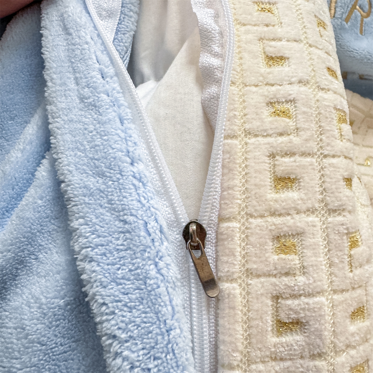 91家纺网 家纺一手货源 找家纺 灰鲸 2025新款牛奶绒刺绣拼接款四件套-威廉 威廉-繁星蓝