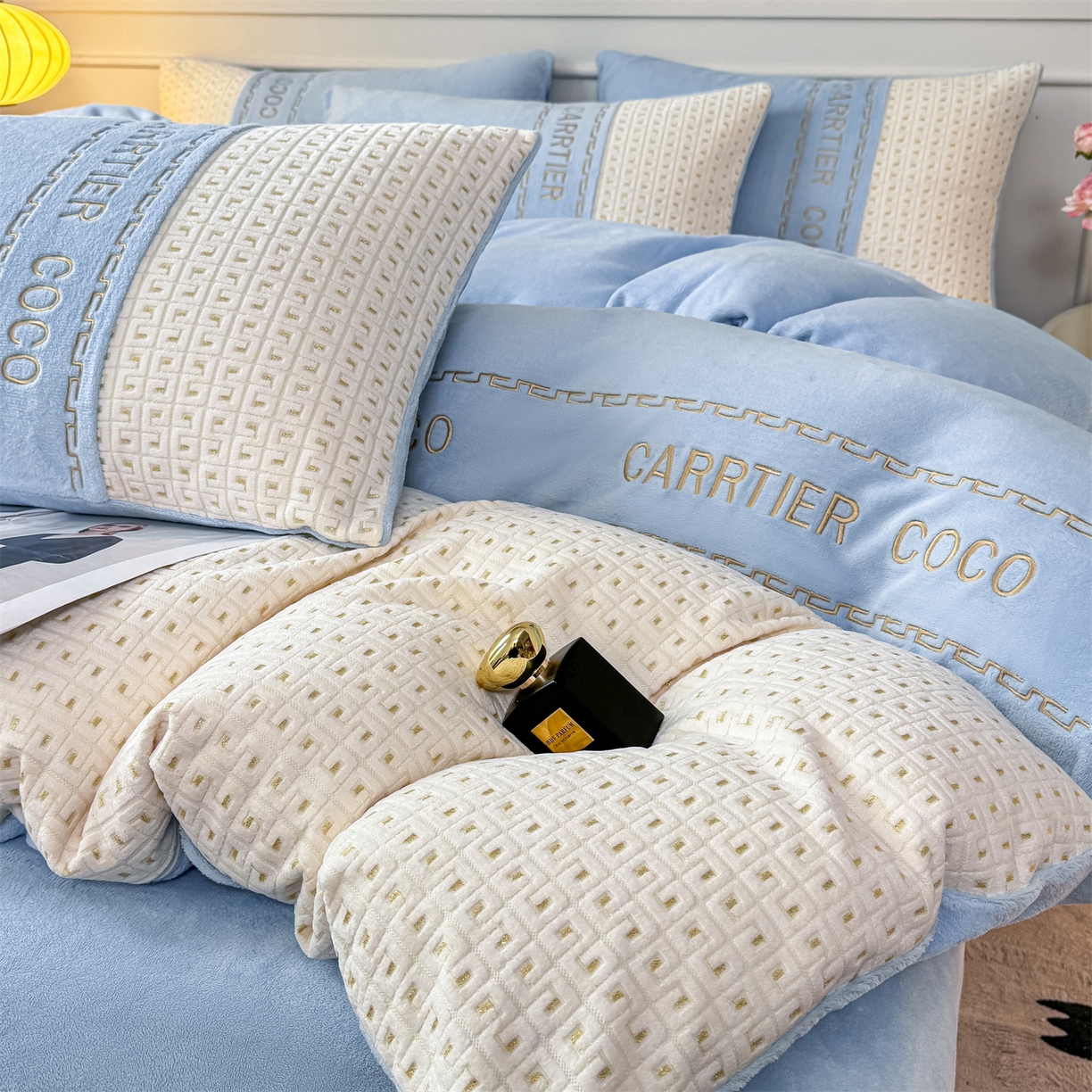 91家纺网 家纺一手货源 找家纺 灰鲸 2025新款牛奶绒刺绣拼接款四件套-威廉 威廉-繁星蓝