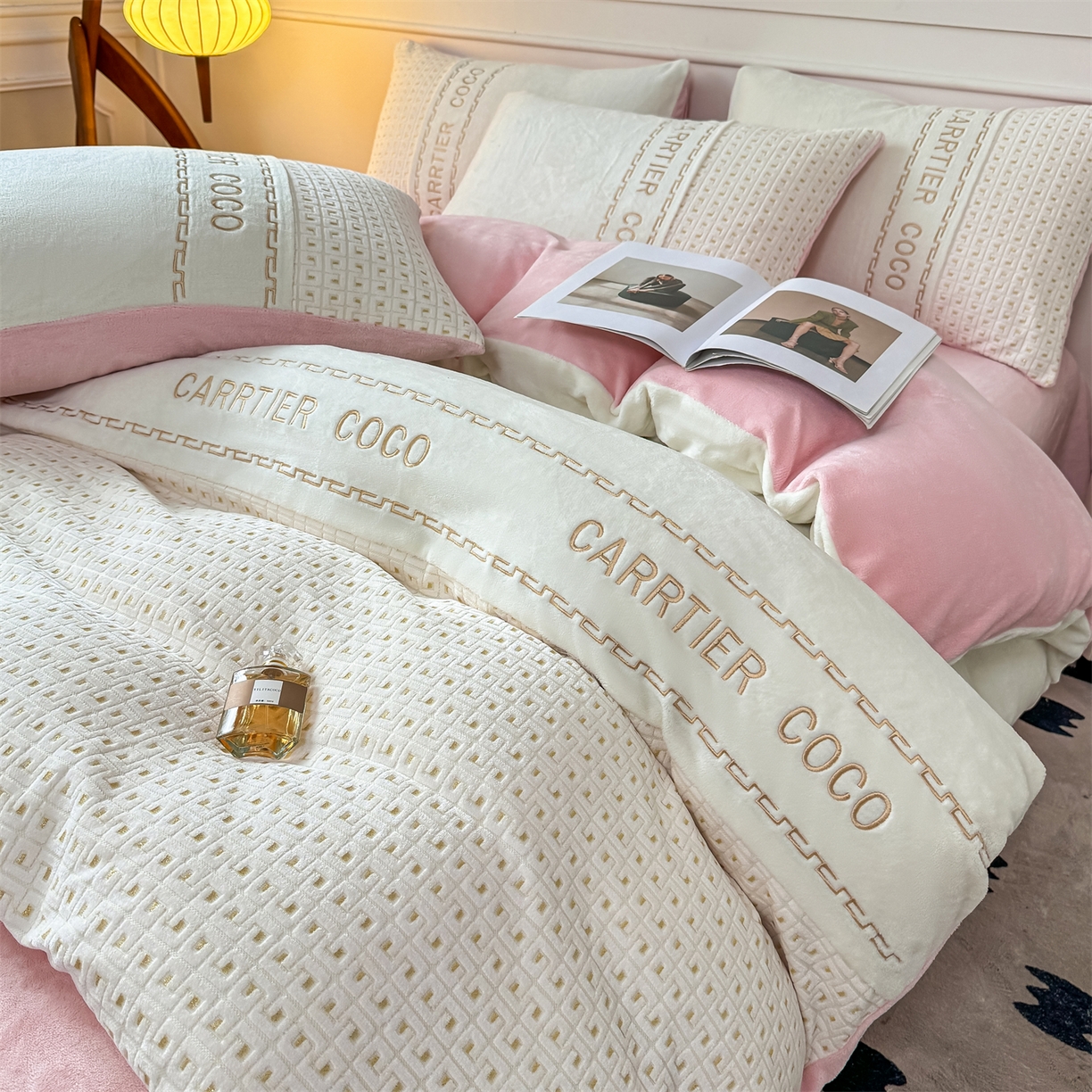 91家纺网 家纺一手货源 找家纺 灰鲸 2025新款牛奶绒刺绣拼接款四件套-威廉 威廉-奶昔白+可可粉