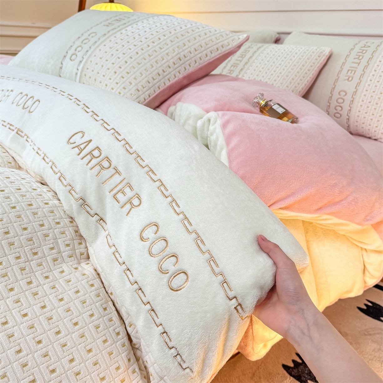 91家纺网 家纺一手货源 找家纺 灰鲸 2025新款牛奶绒刺绣拼接款四件套-威廉 威廉-奶昔白+可可粉