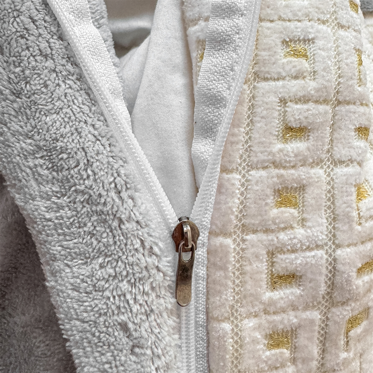 91家纺网 家纺一手货源 找家纺 灰鲸 2025新款牛奶绒刺绣拼接款四件套-威廉 威廉-纳多灰