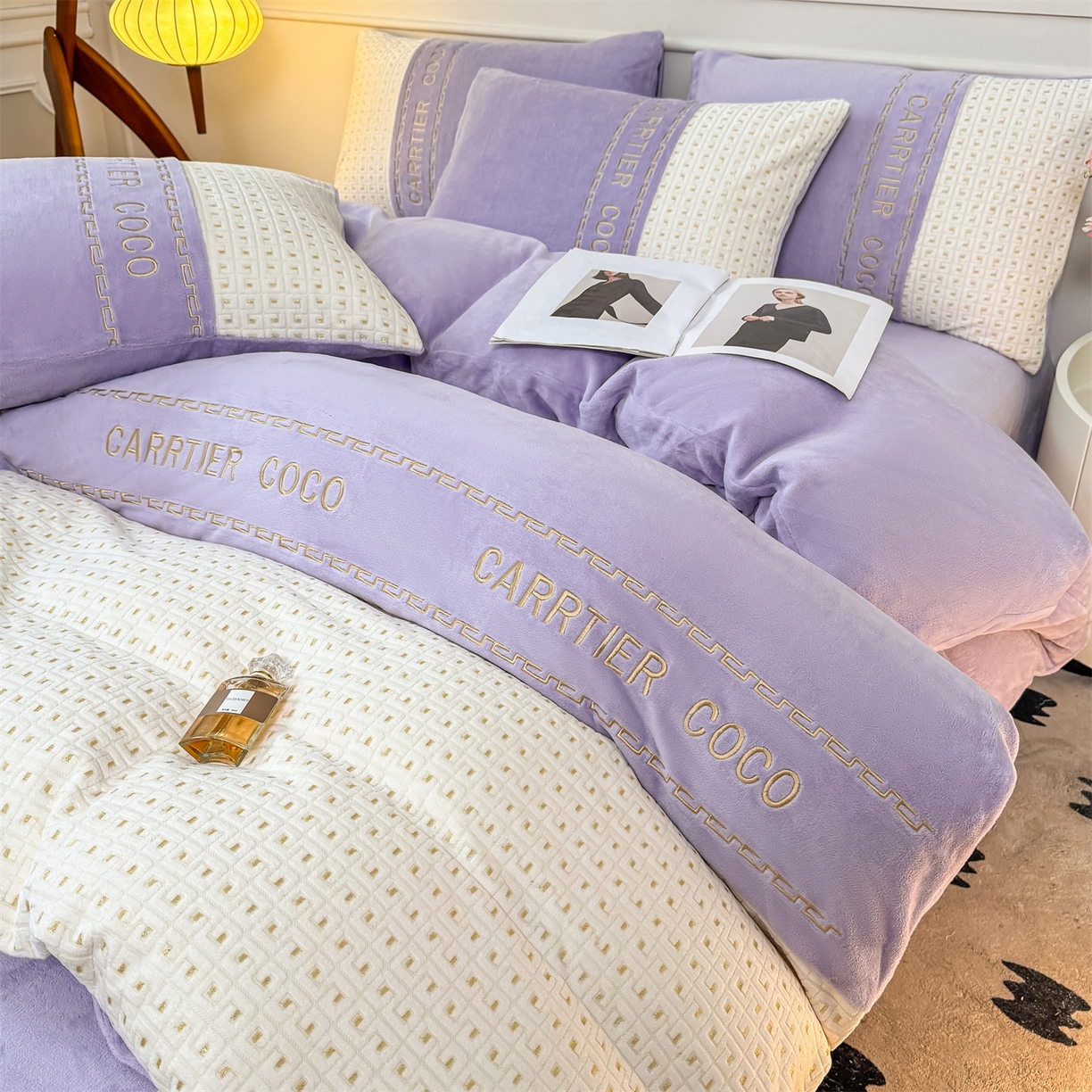 91家纺网 家纺一手货源 找家纺 灰鲸 2025新款牛奶绒刺绣拼接款四件套-威廉 威廉-风铃紫