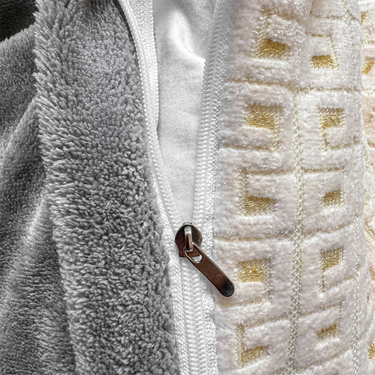 91家纺网 家纺一手货源 找家纺 灰鲸 2025新款牛奶绒刺绣拼接款四件套-威廉 威廉-绅士灰