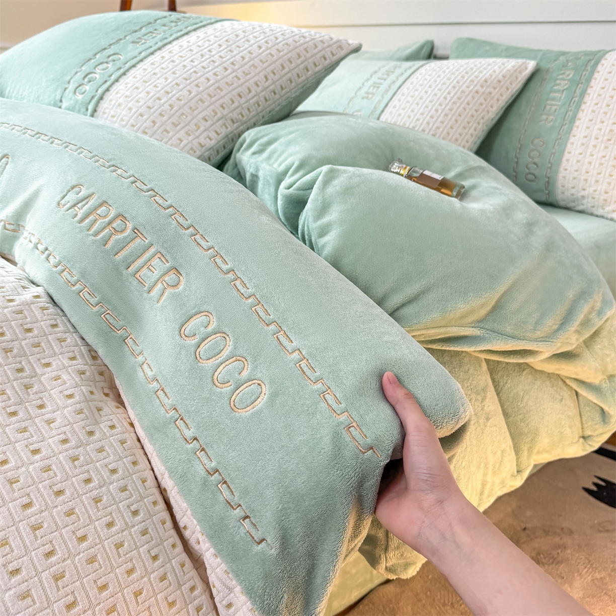 91家纺网 家纺一手货源 找家纺 灰鲸 2025新款牛奶绒刺绣拼接款四件套-威廉 威廉-抹茶绿