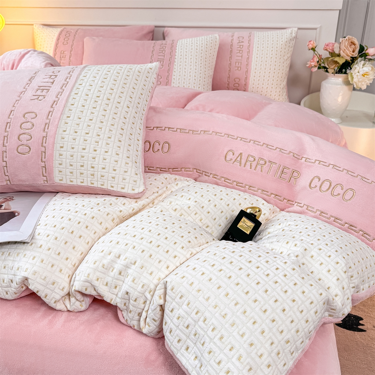 91家纺网 家纺一手货源 找家纺 灰鲸 2025新款牛奶绒刺绣拼接款四件套-威廉 威廉-可可粉