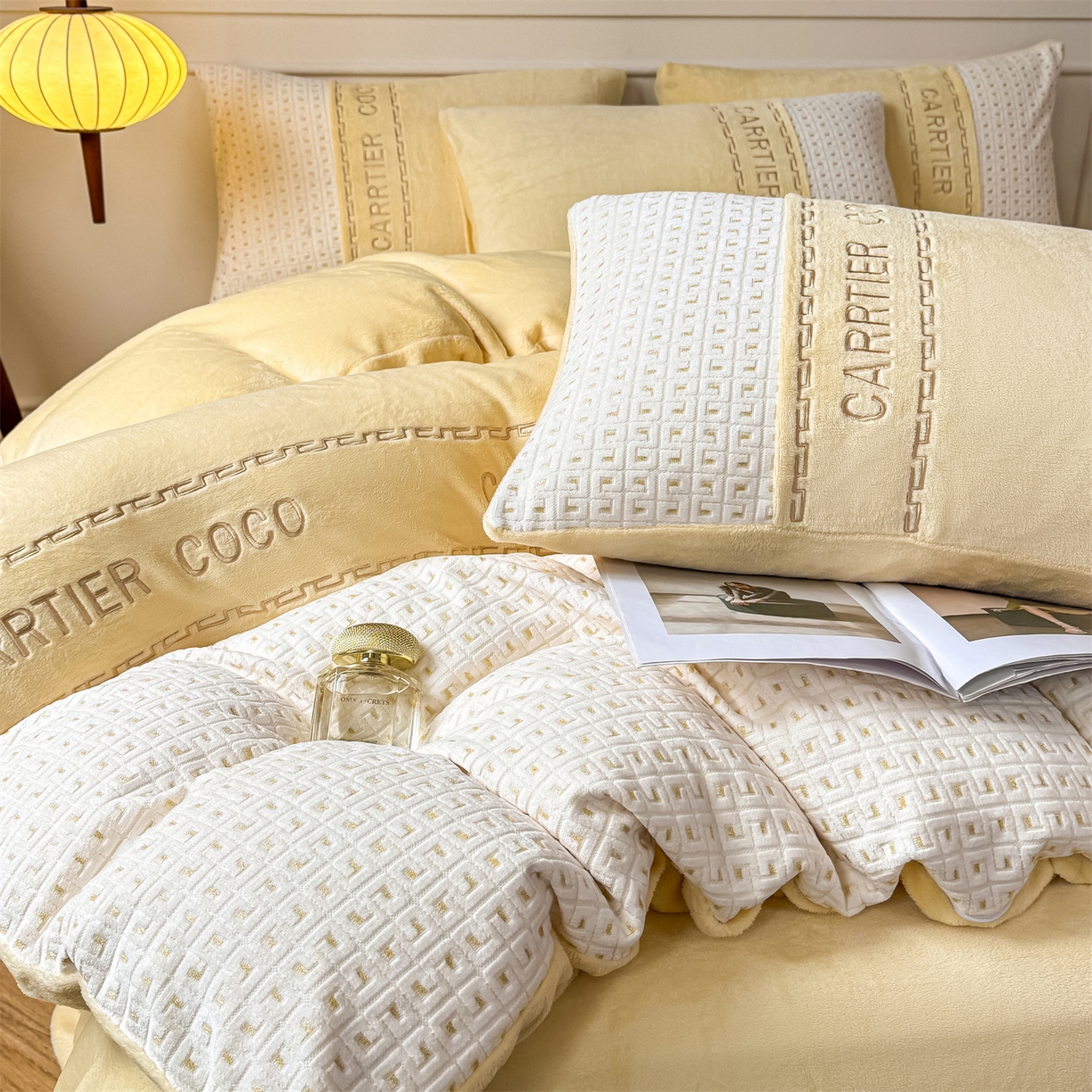 91家纺网 家纺一手货源 找家纺 灰鲸 2025新款牛奶绒刺绣拼接款四件套-威廉 威廉-奶黄