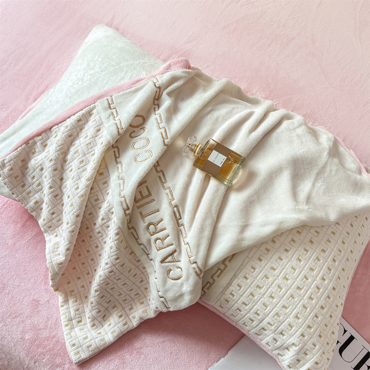 91家纺网 家纺一手货源 找家纺 灰鲸 2025新款牛奶绒刺绣拼接款四件套-威廉 威廉-奶昔白+可可粉