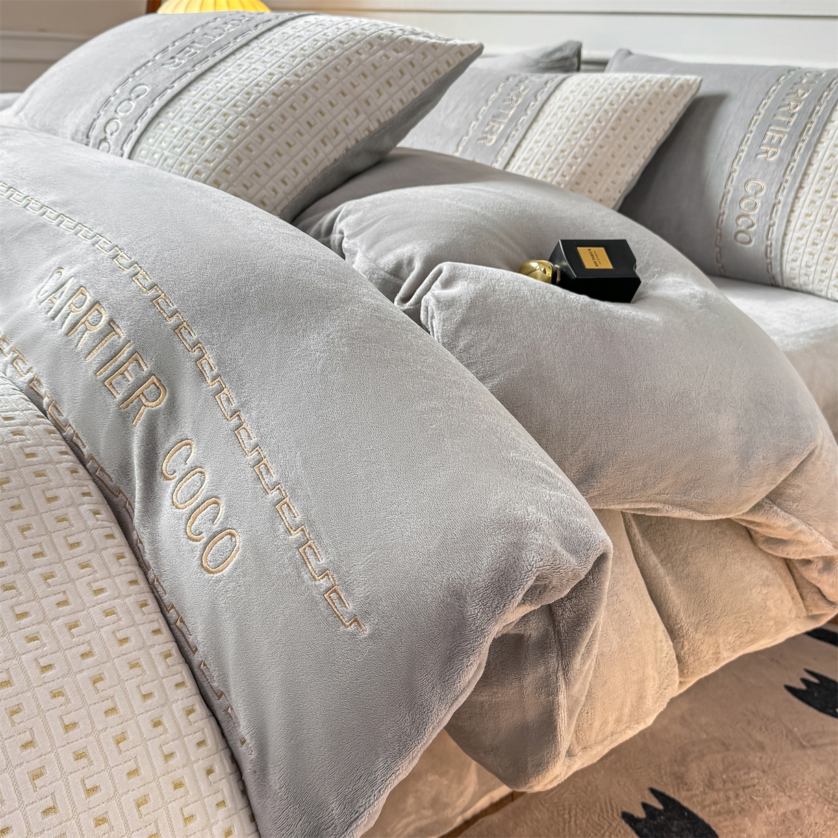 91家纺网 家纺一手货源 找家纺 灰鲸 2025新款牛奶绒刺绣拼接款四件套-威廉 威廉-纳多灰