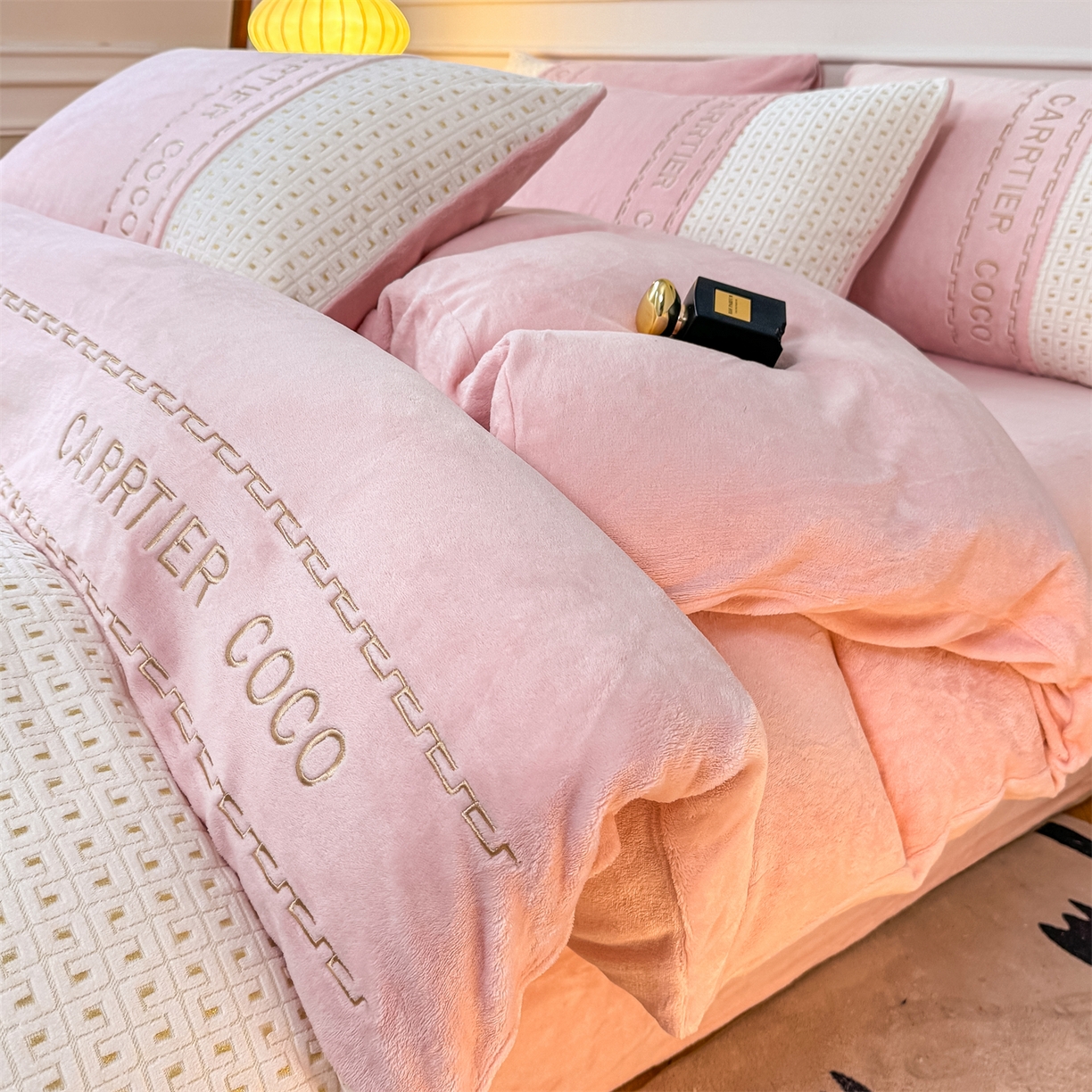 91家纺网 家纺一手货源 找家纺 灰鲸 2025新款牛奶绒刺绣拼接款四件套-威廉 威廉-可可粉