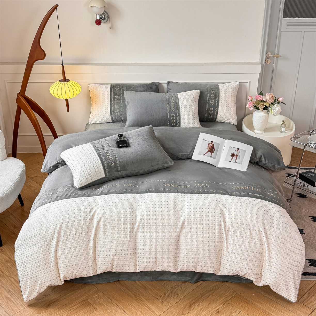 91家纺网 家纺一手货源 找家纺 灰鲸 2025新款牛奶绒刺绣拼接款四件套-威廉 威廉-绅士灰