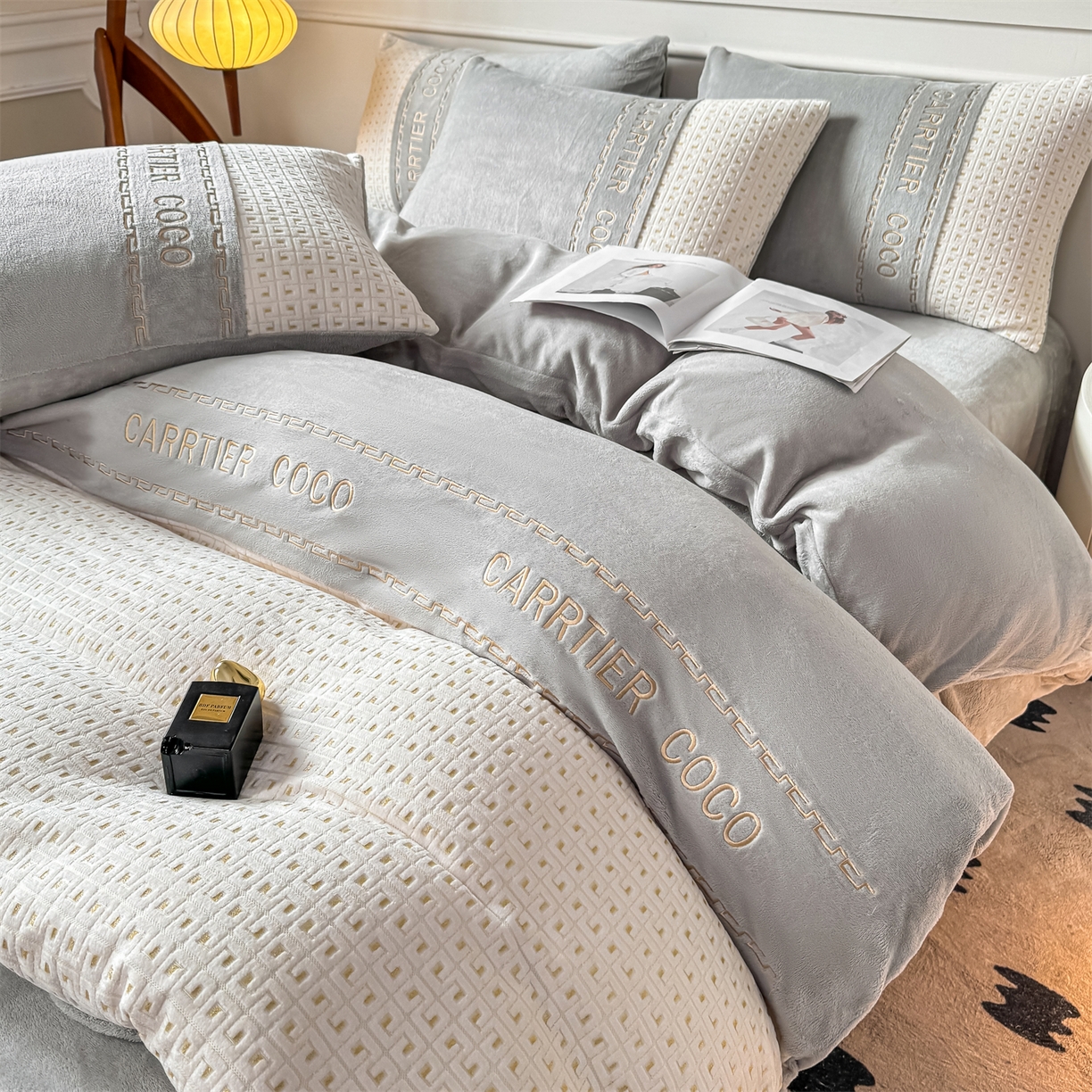 91家纺网 家纺一手货源 找家纺 灰鲸 2025新款牛奶绒刺绣拼接款四件套-威廉 威廉-纳多灰