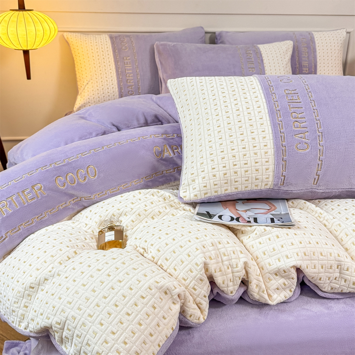 91家纺网 家纺一手货源 找家纺 灰鲸 2025新款牛奶绒刺绣拼接款四件套-威廉 威廉-风铃紫