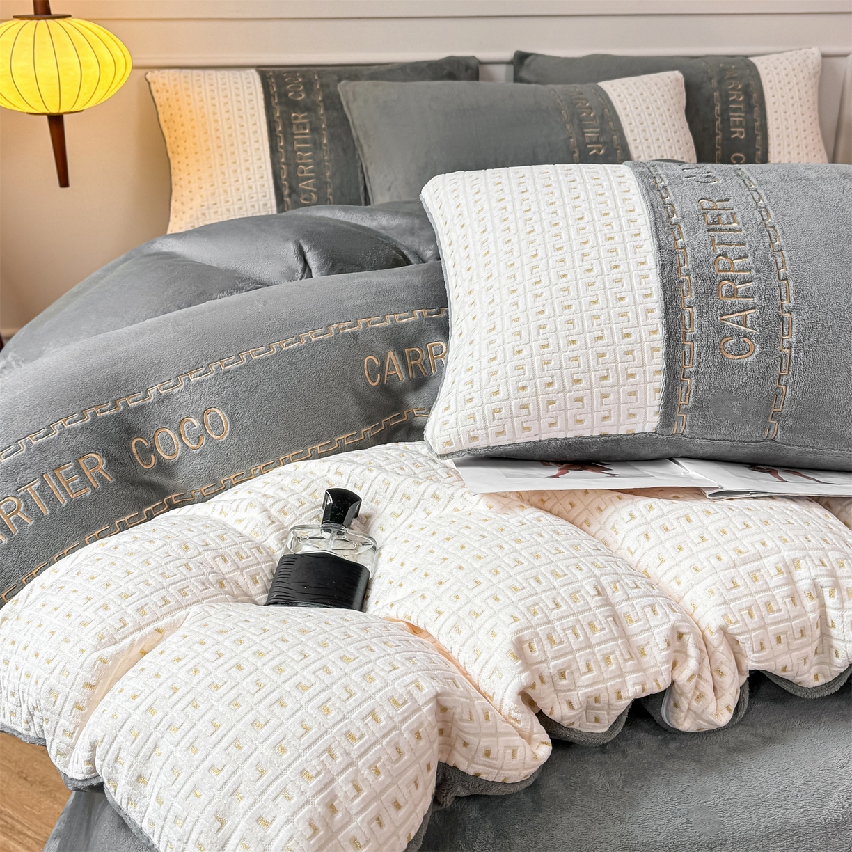 91家纺网 家纺一手货源 找家纺 灰鲸 2025新款牛奶绒刺绣拼接款四件套-威廉 威廉-绅士灰