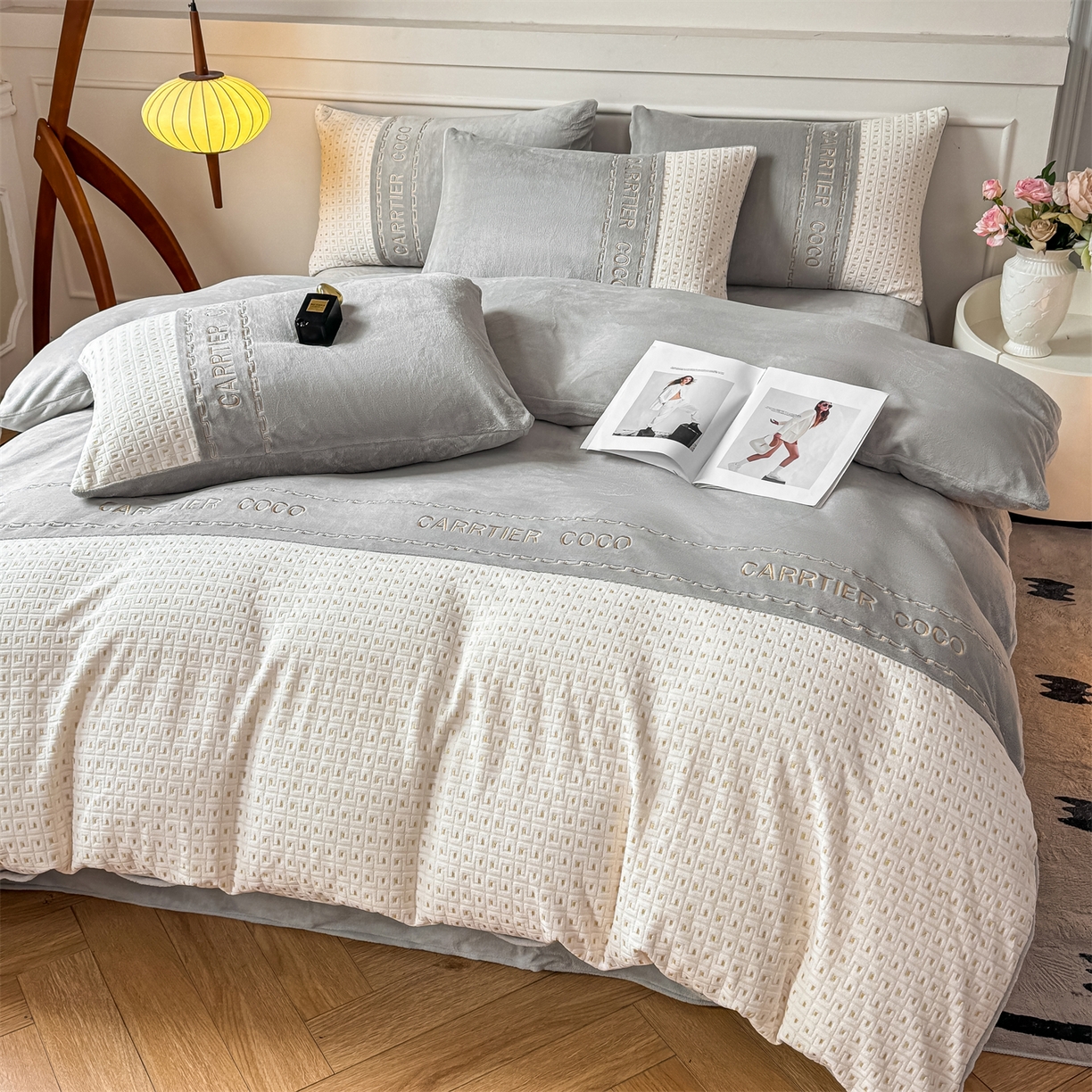 91家纺网 家纺一手货源 找家纺 灰鲸 2025新款牛奶绒刺绣拼接款四件套-威廉 威廉-纳多灰