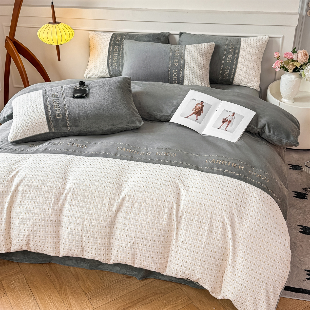 91家纺网 家纺一手货源 找家纺 灰鲸 2025新款牛奶绒刺绣拼接款四件套-威廉 威廉-绅士灰