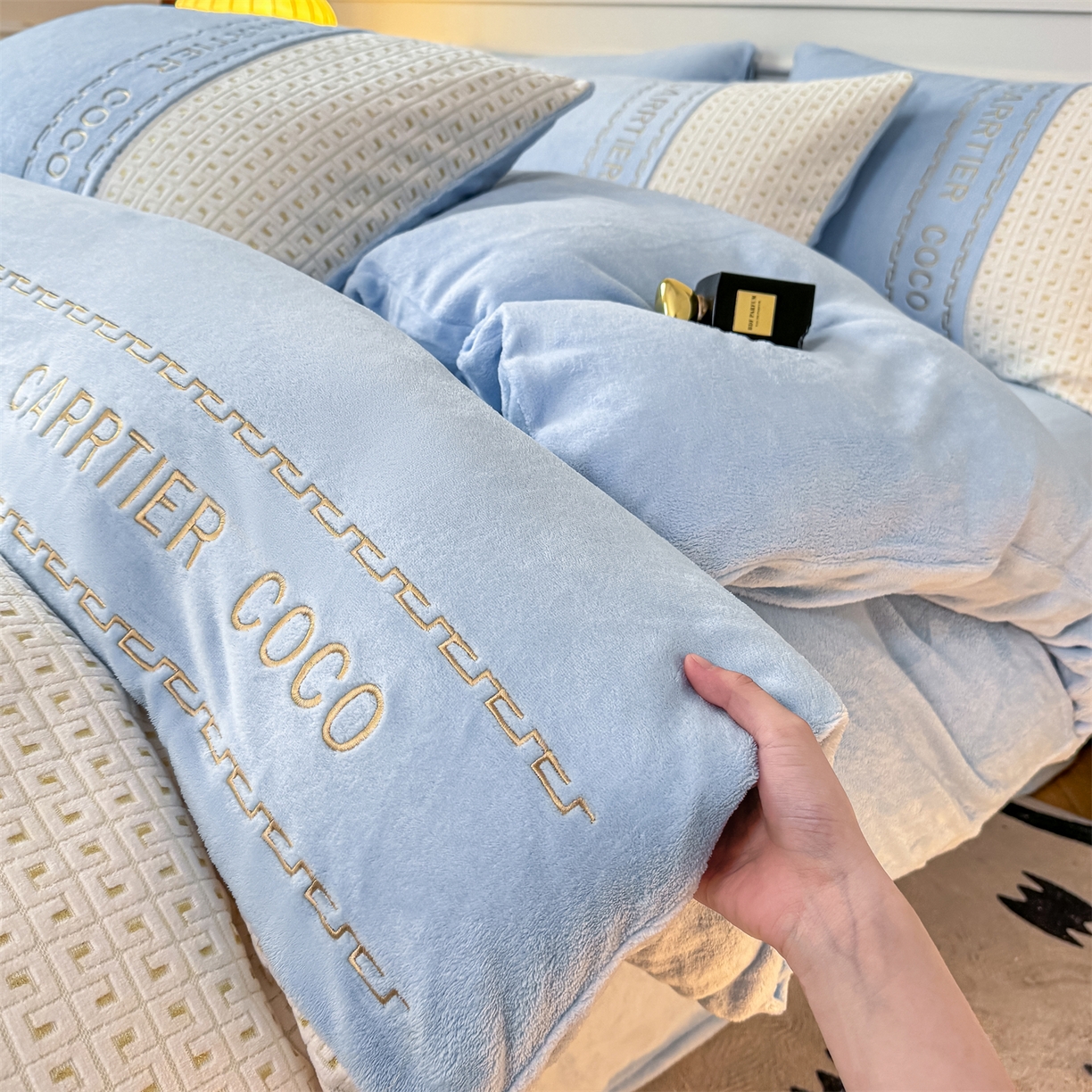 91家纺网 家纺一手货源 找家纺 灰鲸 2025新款牛奶绒刺绣拼接款四件套-威廉 威廉-繁星蓝