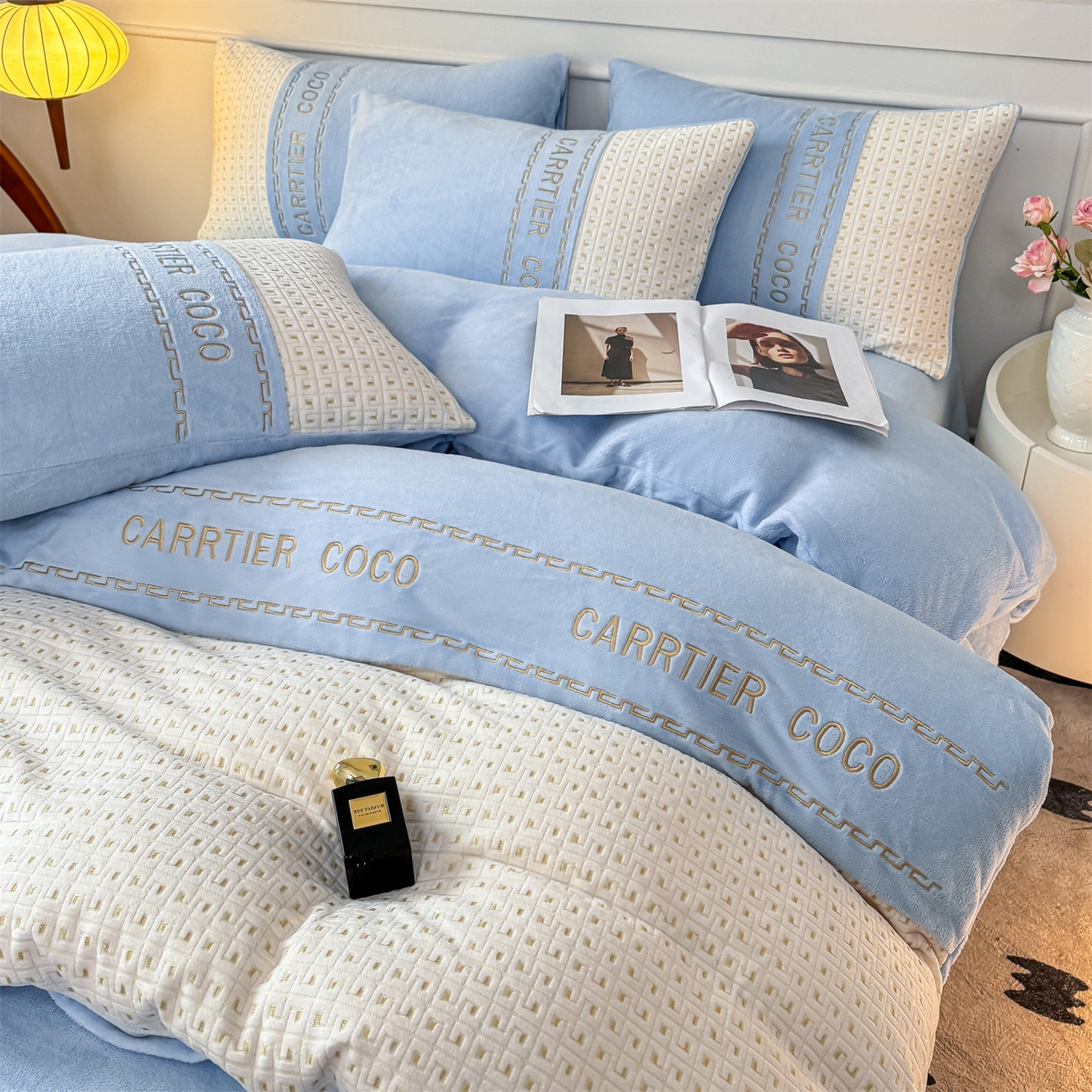 91家纺网 家纺一手货源 找家纺 灰鲸 2025新款牛奶绒刺绣拼接款四件套-威廉 威廉-繁星蓝