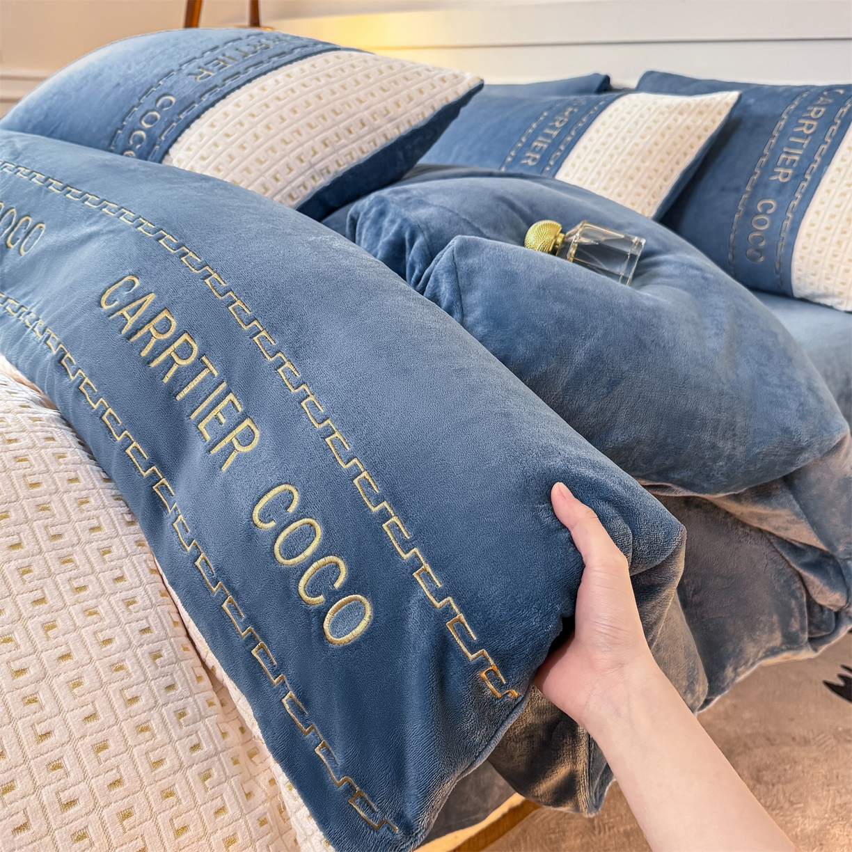 91家纺网 家纺一手货源 找家纺 灰鲸 2025新款牛奶绒刺绣拼接款四件套-威廉 威廉-宾利蓝