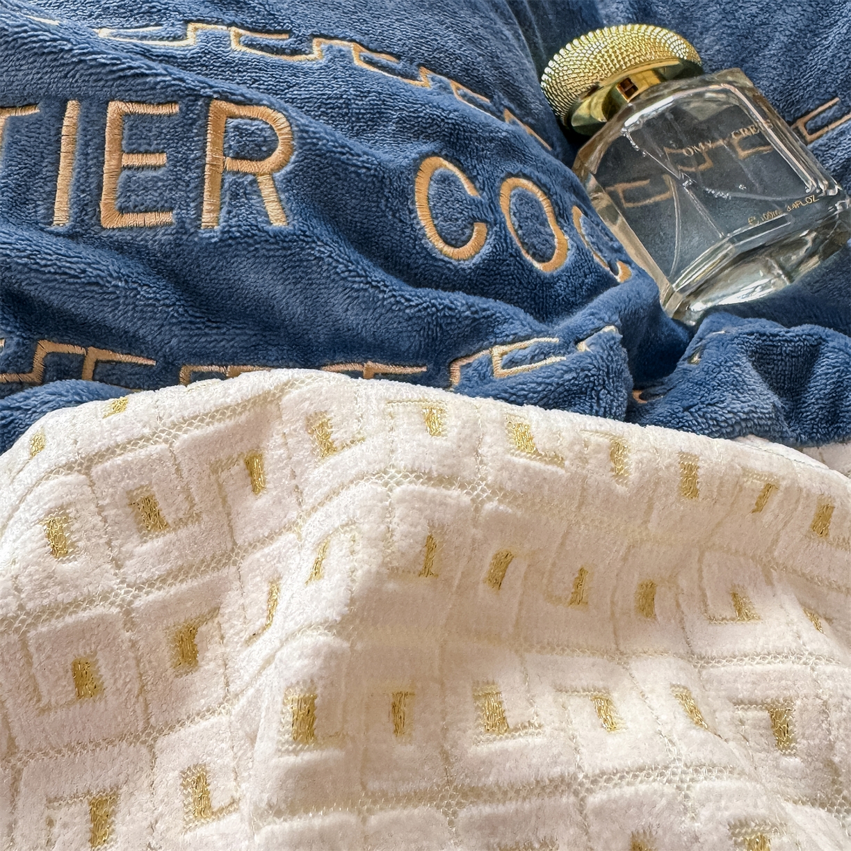 91家纺网 家纺一手货源 找家纺 灰鲸 2025新款牛奶绒刺绣拼接款四件套-威廉 威廉-宾利蓝