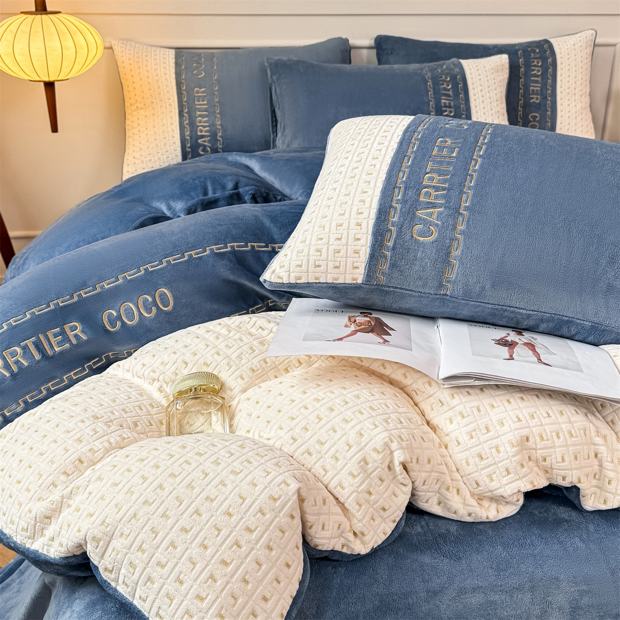 91家纺网 家纺一手货源 找家纺 灰鲸 2025新款牛奶绒刺绣拼接款四件套-威廉 威廉-宾利蓝