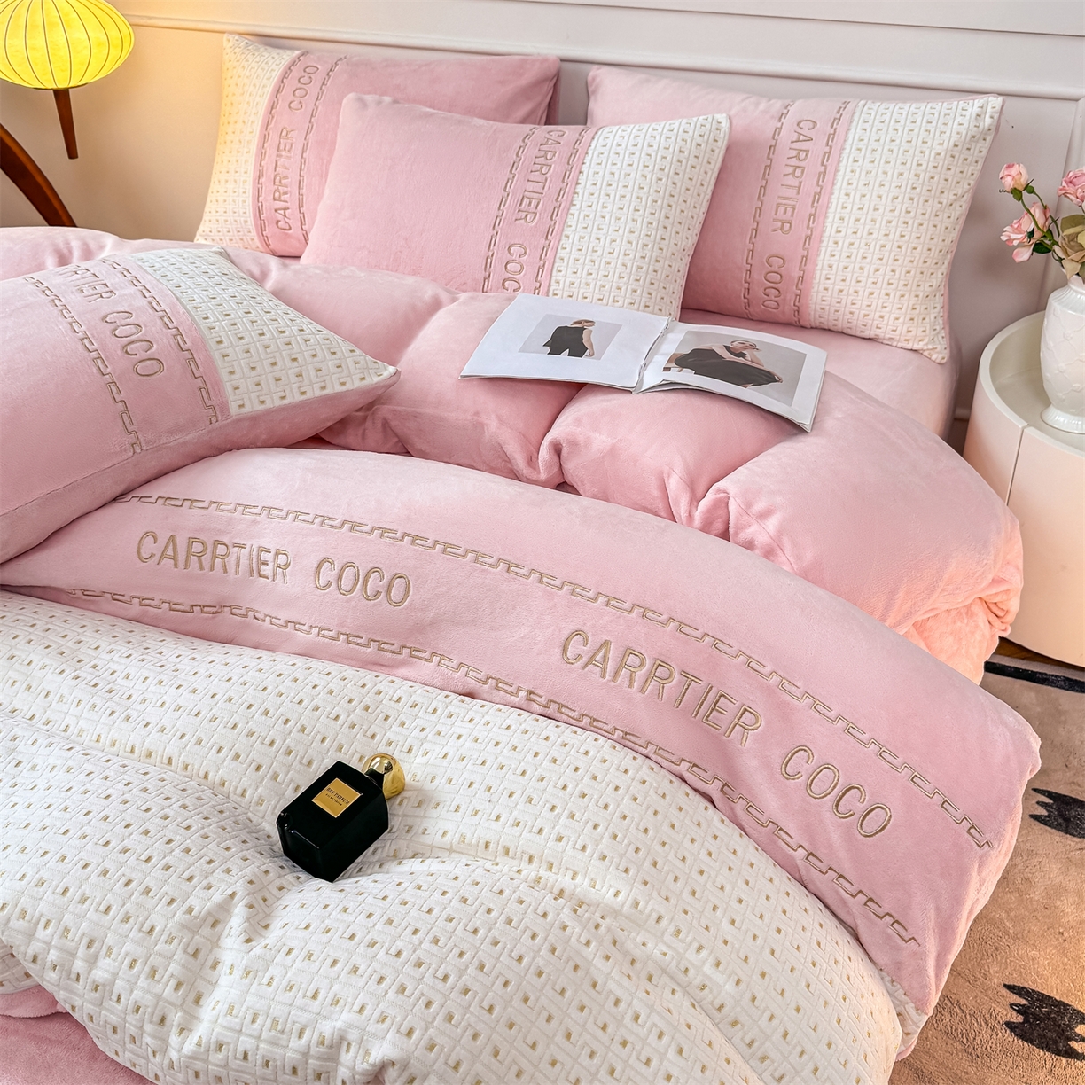 91家纺网 家纺一手货源 找家纺 灰鲸 2025新款牛奶绒刺绣拼接款四件套-威廉 威廉-可可粉