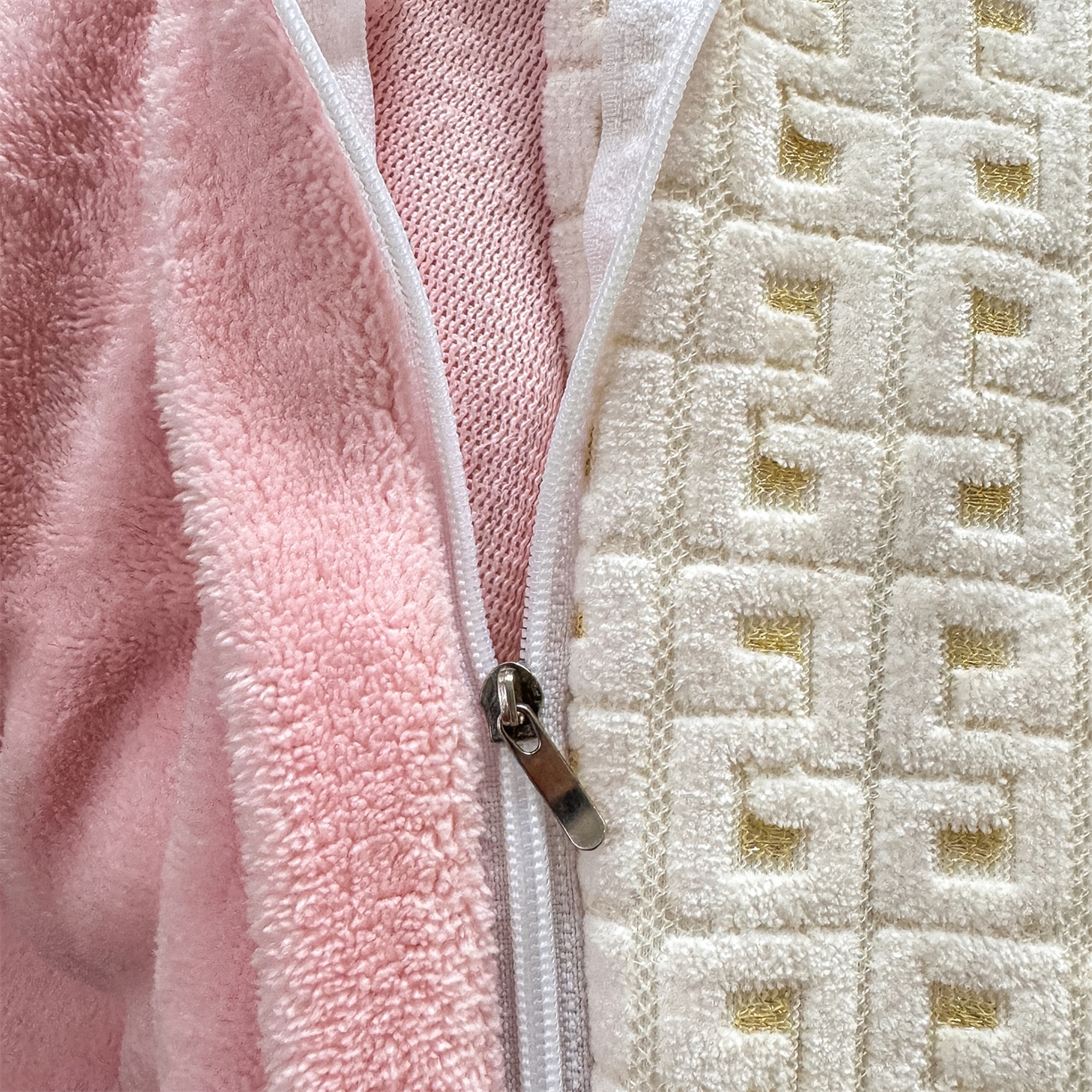 91家纺网 家纺一手货源 找家纺 灰鲸 2025新款牛奶绒刺绣拼接款四件套-威廉 威廉-奶昔白+可可粉