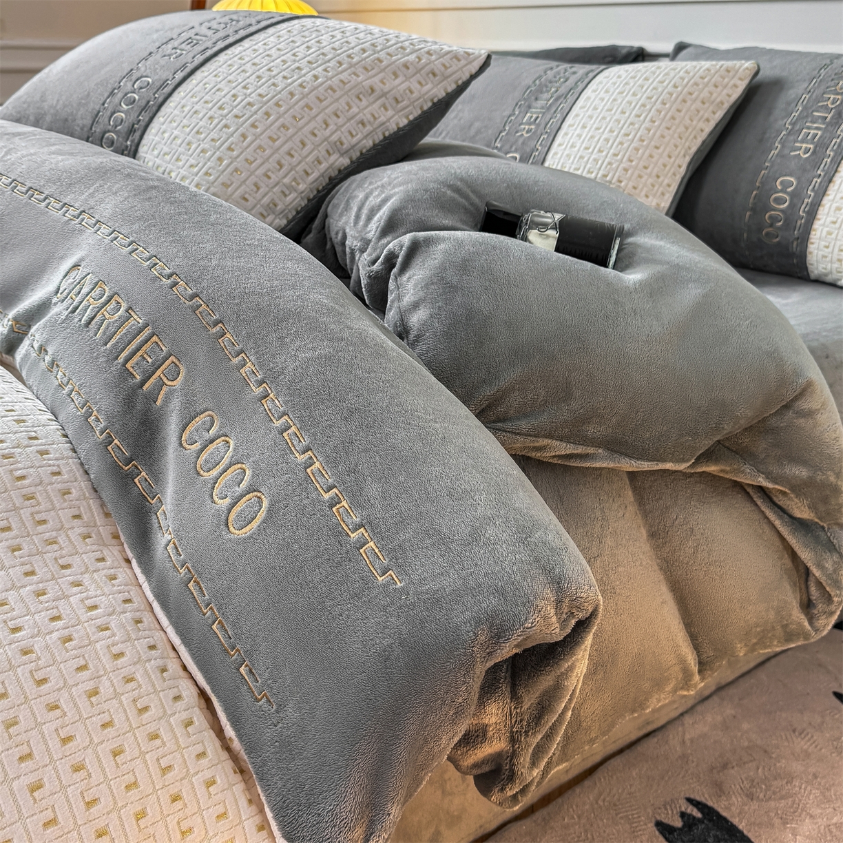 91家纺网 家纺一手货源 找家纺 灰鲸 2025新款牛奶绒刺绣拼接款四件套-威廉 威廉-绅士灰