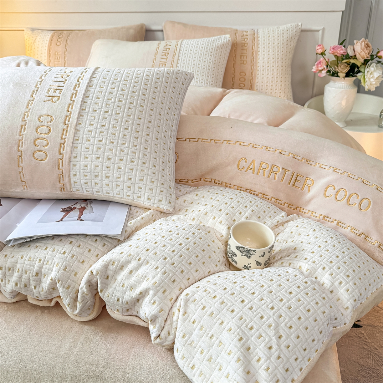 91家纺网 家纺一手货源 找家纺 灰鲸 2025新款牛奶绒刺绣拼接款四件套-威廉 威廉-奶茶