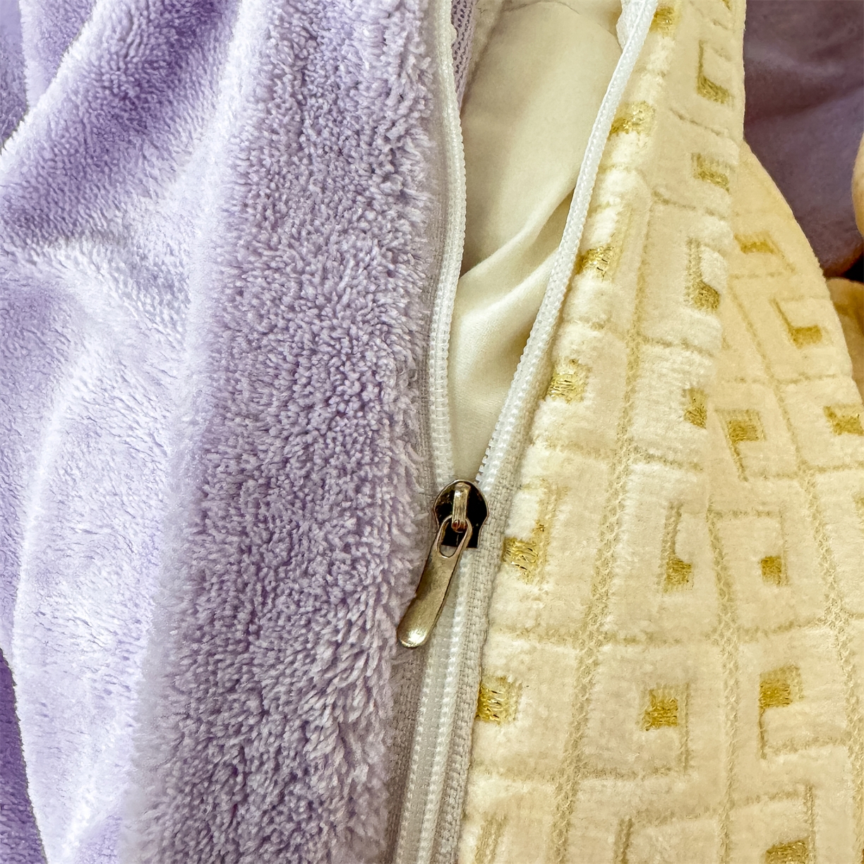 91家纺网 家纺一手货源 找家纺 灰鲸 2025新款牛奶绒刺绣拼接款四件套-威廉 威廉-风铃紫