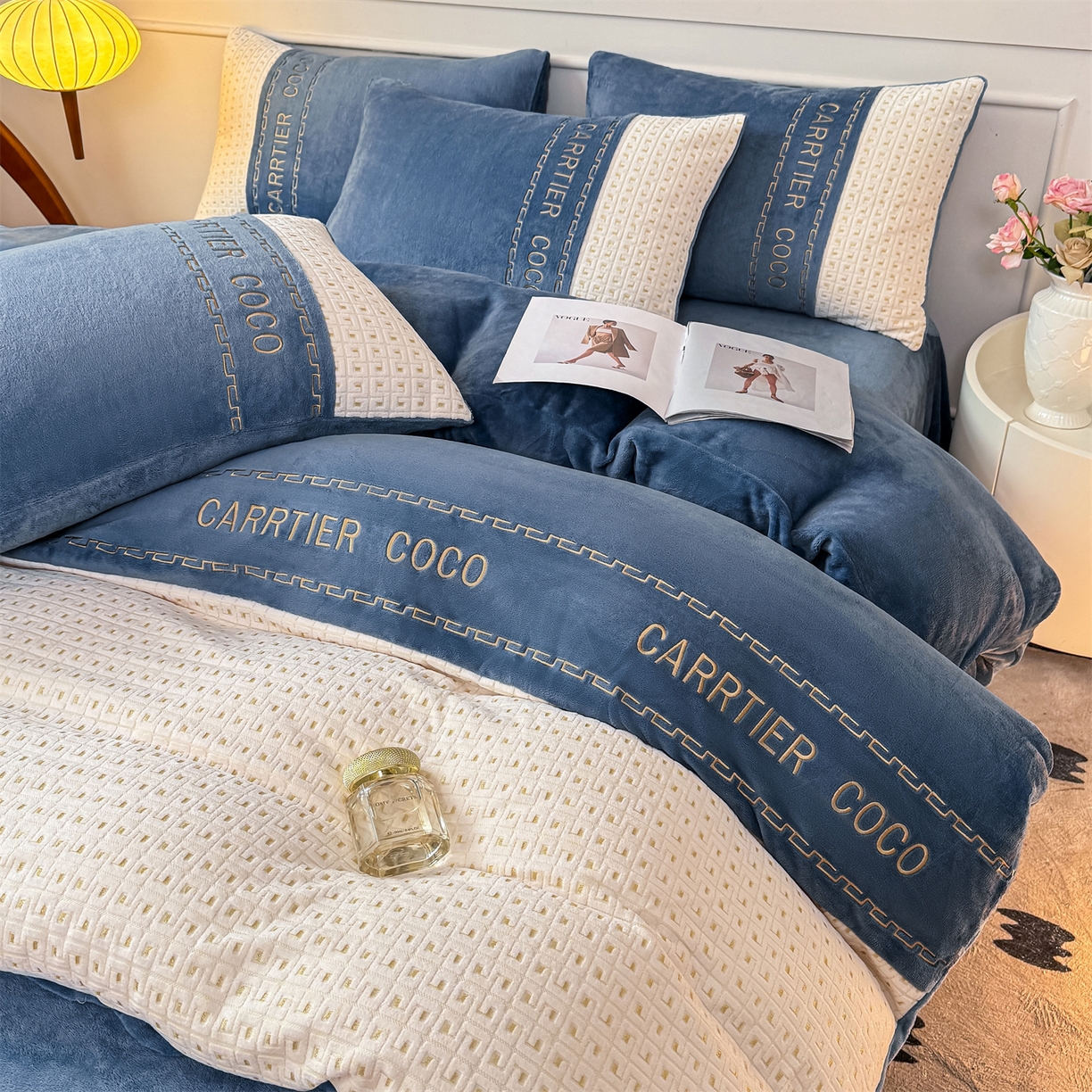 91家纺网 家纺一手货源 找家纺 灰鲸 2025新款牛奶绒刺绣拼接款四件套-威廉 威廉-宾利蓝