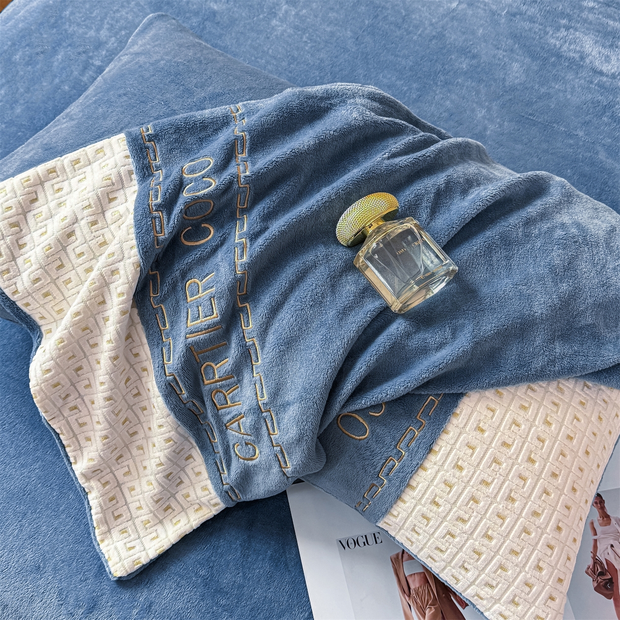 91家纺网 家纺一手货源 找家纺 灰鲸 2025新款牛奶绒刺绣拼接款四件套-威廉 威廉-宾利蓝