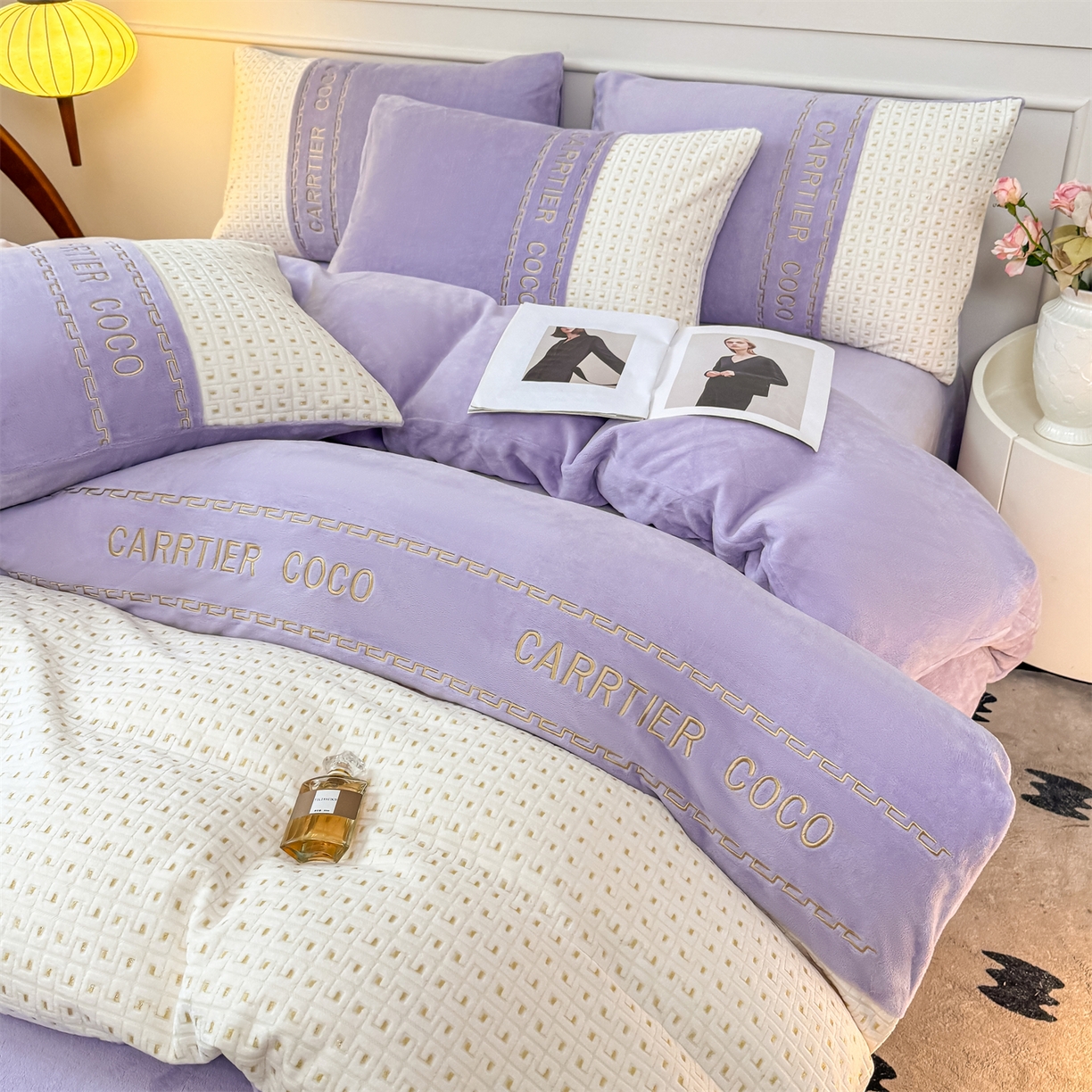 91家纺网 家纺一手货源 找家纺 灰鲸 2025新款牛奶绒刺绣拼接款四件套-威廉 威廉-风铃紫