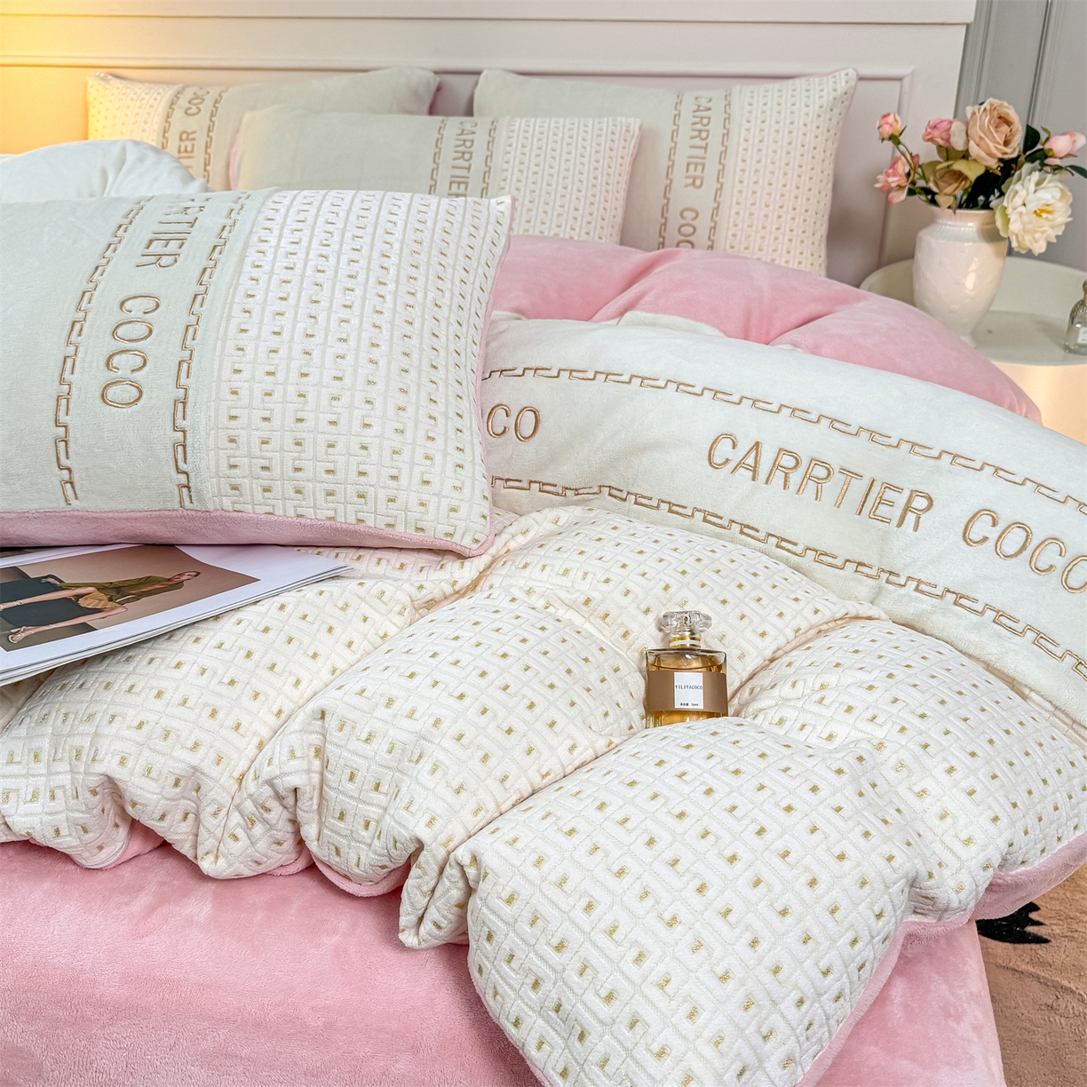 91家纺网 家纺一手货源 找家纺 灰鲸 2025新款牛奶绒刺绣拼接款四件套-威廉 威廉-奶昔白+可可粉