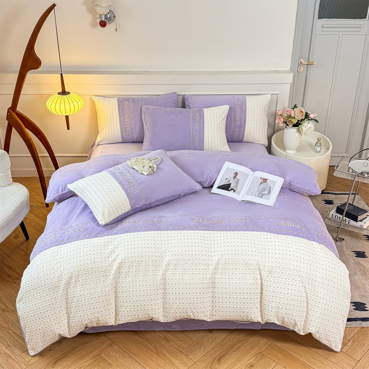 91家纺网 家纺一手货源 找家纺 灰鲸 2025新款牛奶绒刺绣拼接款四件套-威廉 威廉-风铃紫