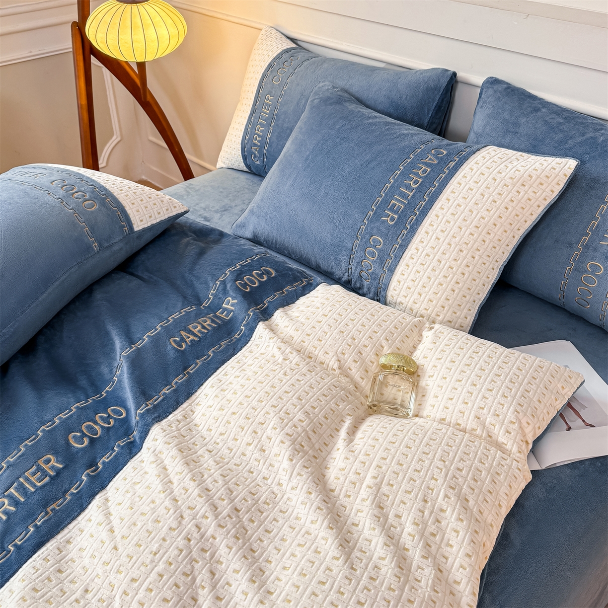 91家纺网 家纺一手货源 找家纺 灰鲸 2025新款牛奶绒刺绣拼接款四件套-威廉 威廉-宾利蓝