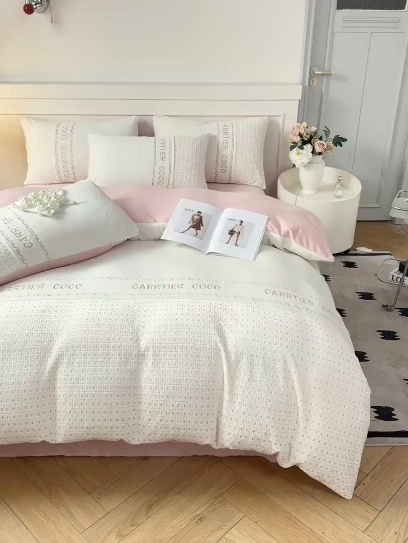 91家纺网 家纺一手货源 找家纺 灰鲸 2025新款牛奶绒刺绣拼接款四件套-威廉 威廉-奶昔白+可可粉