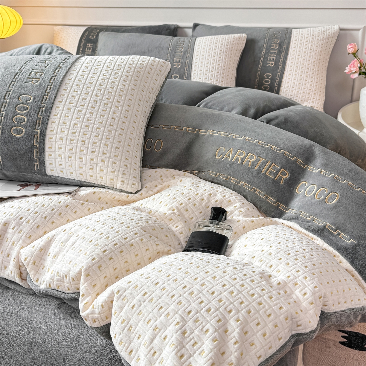 91家纺网 家纺一手货源 找家纺 灰鲸 2025新款牛奶绒刺绣拼接款四件套-威廉 威廉-绅士灰