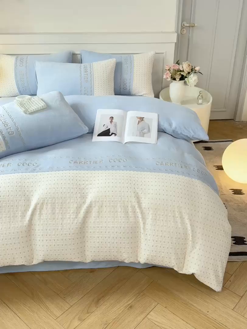 91家纺网 家纺一手货源 找家纺 灰鲸 2025新款牛奶绒刺绣拼接款四件套-威廉 威廉-繁星蓝