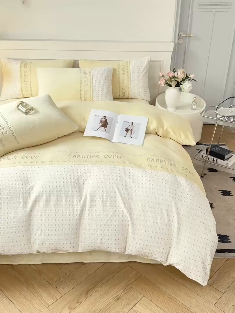 91家纺网 家纺一手货源 找家纺 灰鲸 2025新款牛奶绒刺绣拼接款四件套-威廉 威廉-奶黄