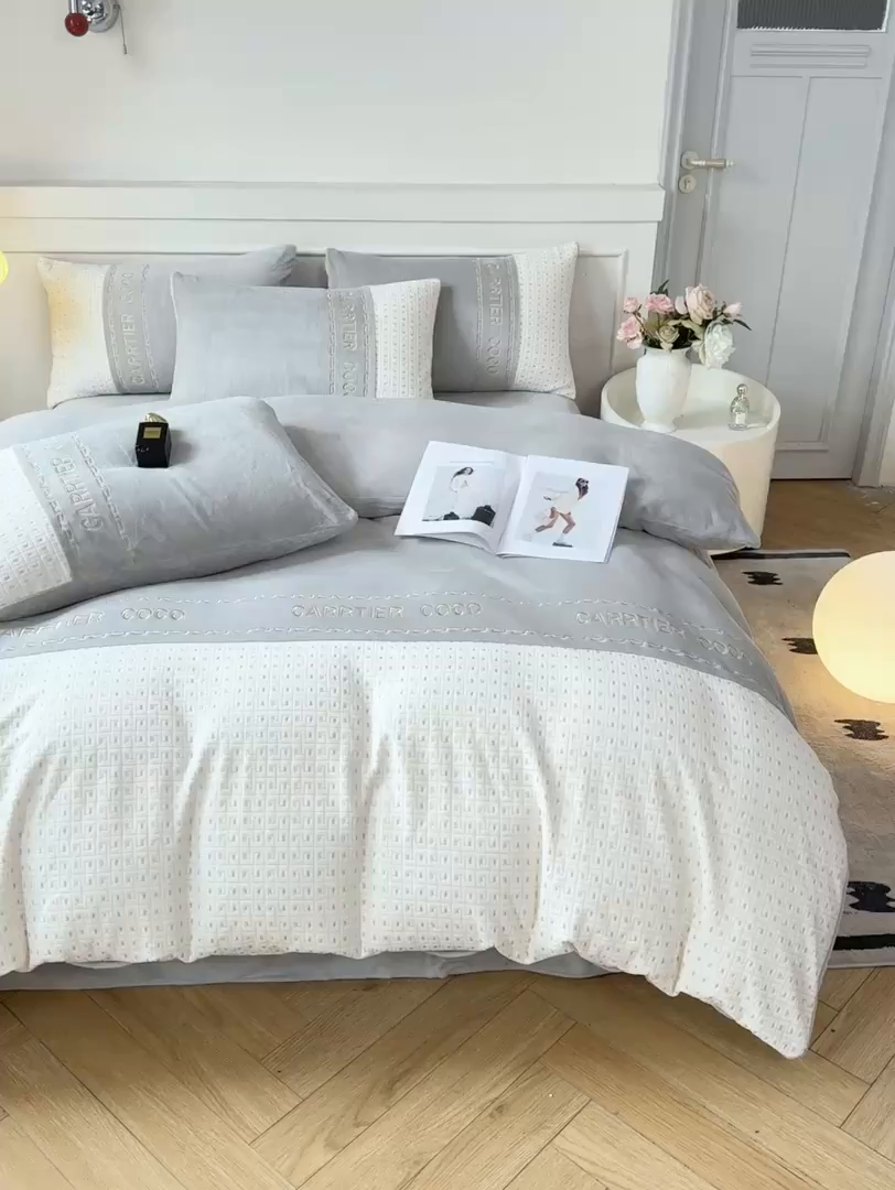 91家纺网 家纺一手货源 找家纺 灰鲸 2025新款牛奶绒刺绣拼接款四件套-威廉 威廉-纳多灰