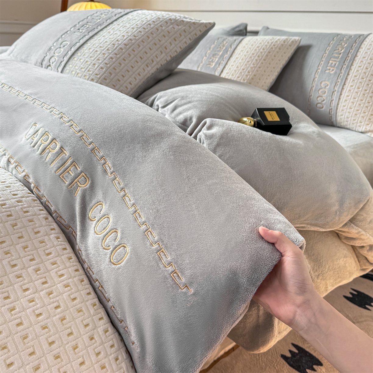 91家纺网 家纺一手货源 找家纺 灰鲸 2025新款牛奶绒刺绣拼接款四件套-威廉 威廉-纳多灰