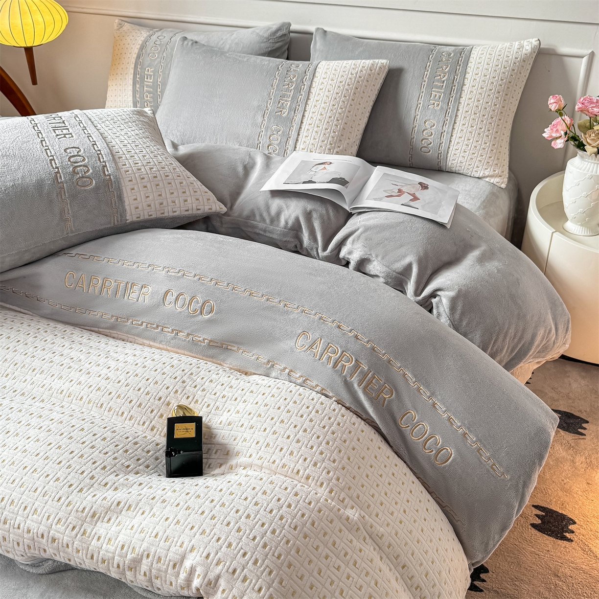 91家纺网 家纺一手货源 找家纺 灰鲸 2025新款牛奶绒刺绣拼接款四件套-威廉 威廉-纳多灰