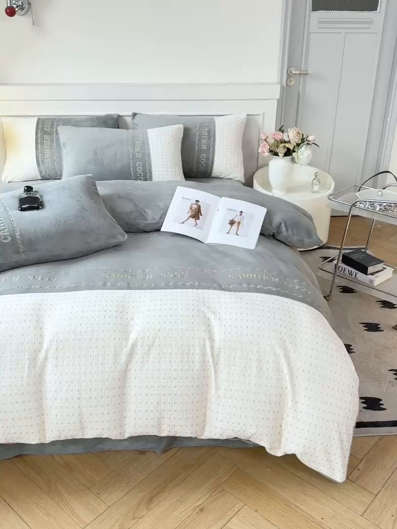 91家纺网 家纺一手货源 找家纺 灰鲸 2025新款牛奶绒刺绣拼接款四件套-威廉 威廉-绅士灰