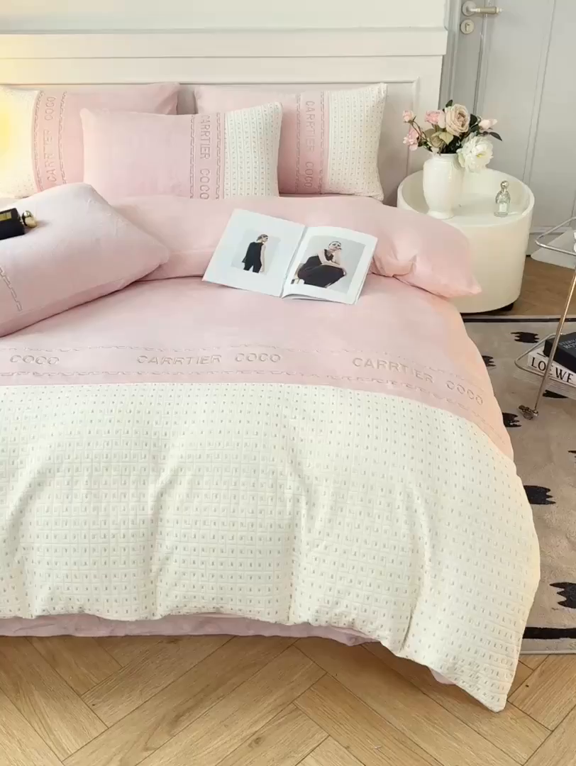 91家纺网 家纺一手货源 找家纺 灰鲸 2025新款牛奶绒刺绣拼接款四件套-威廉 威廉-可可粉