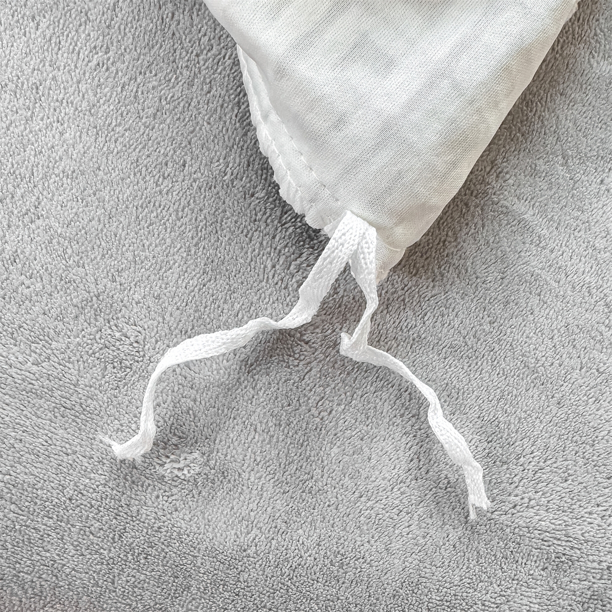 91家纺网 家纺一手货源 找家纺 灰鲸 2025新款牛奶绒刺绣拼接款四件套-威廉 威廉-纳多灰