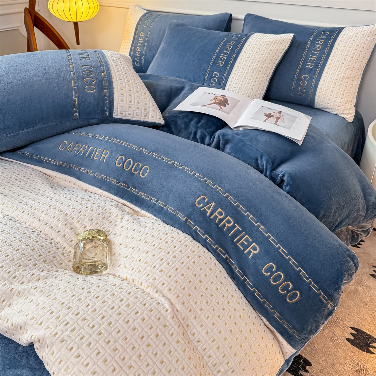 91家纺网 家纺一手货源 找家纺 灰鲸 2025新款牛奶绒刺绣拼接款四件套-威廉 威廉-宾利蓝