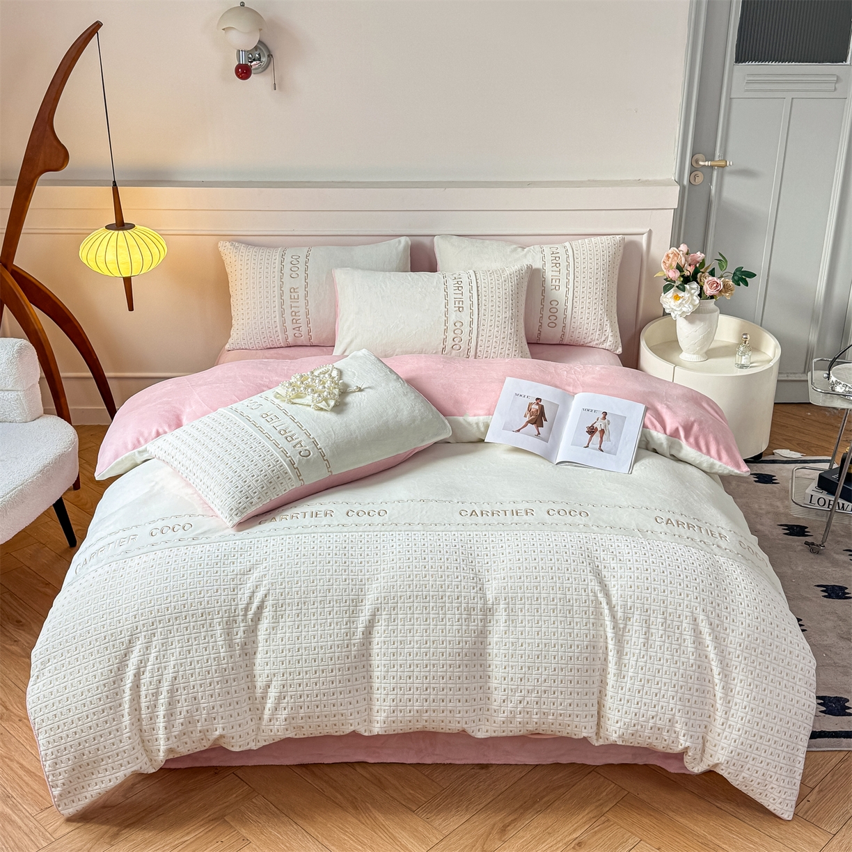 91家纺网 家纺一手货源 找家纺 灰鲸 2025新款牛奶绒刺绣拼接款四件套-威廉 威廉-奶昔白+可可粉